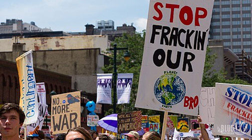 One of many photos that I took at the Clean Energy March in Philadelphia on July 24, 2016. It was extremely hot that day, but I heard informally that over 7k people showed up! - Mark Dixon (CC-BY-2.0)