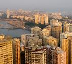 Mumai INDIA Mumbai (Bombay), Maharashtra
View over Mumbai from the World Trade Centre. In the foreground are luxury apartment buildings, facing on to Back Bay, with Colaba district at right and a slum occupied by Koli fishermen, who are the original inhabitants of the seven islands that became Mumbai, in the centre.
Credit: Mark Henley / Panos