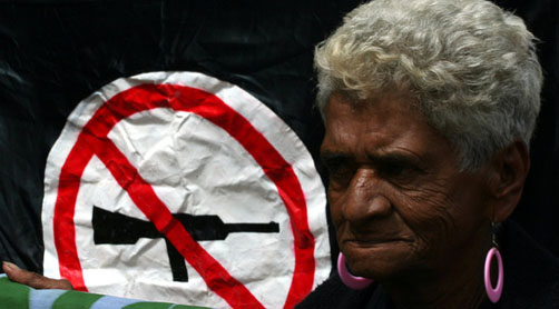 Binational mobilization of the women's movement against war. Border Colombia-Ecuador. Credit: impermeableazul (Flickr)