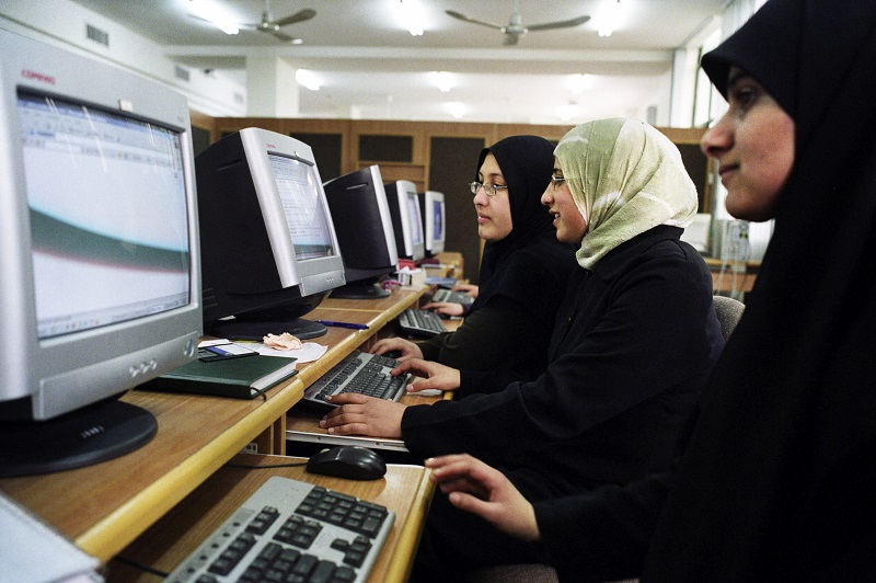 Female students surfing the internet at the Islamic University in Gaza.
