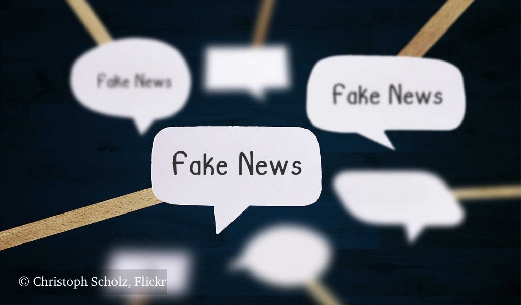 Fake news graphic with Fake News in speech bubbles