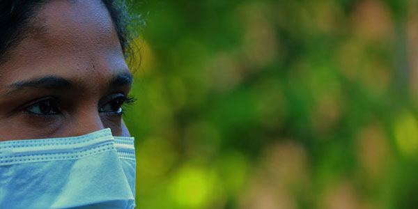 A woman wears a mouth guard during the Covid-19 pandemic.