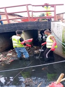 Community members clearing waster from drainages in CKG settlement in Freetown Sierra Leone
