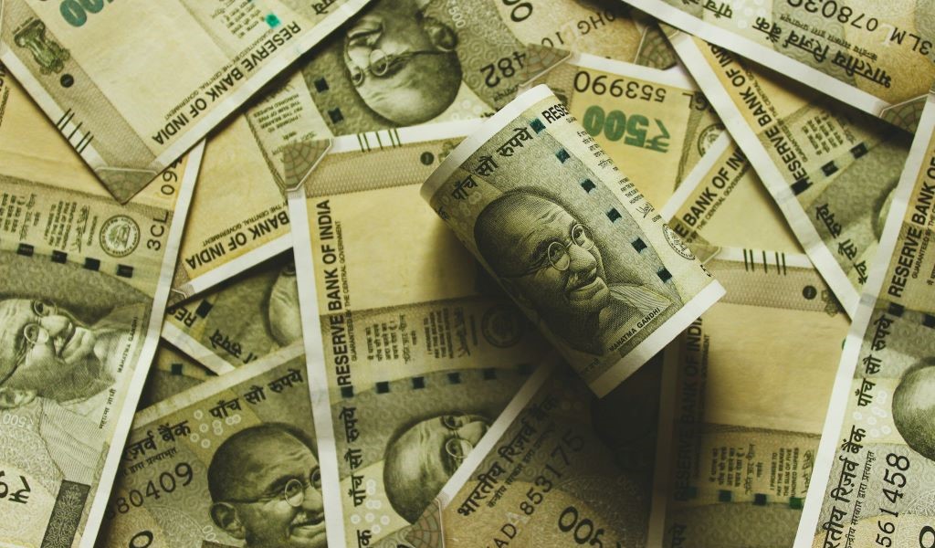A pile of 500 Indian rupee notes